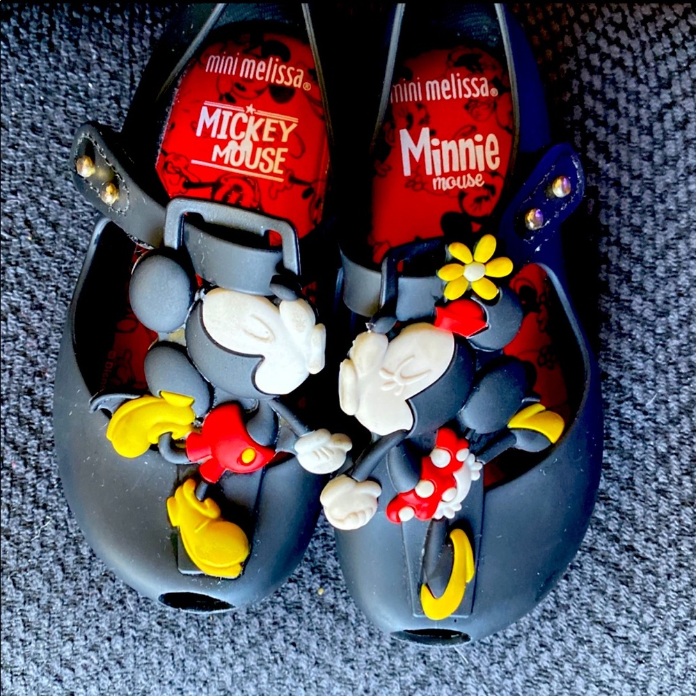 Size 7. My 3 year old wore them.